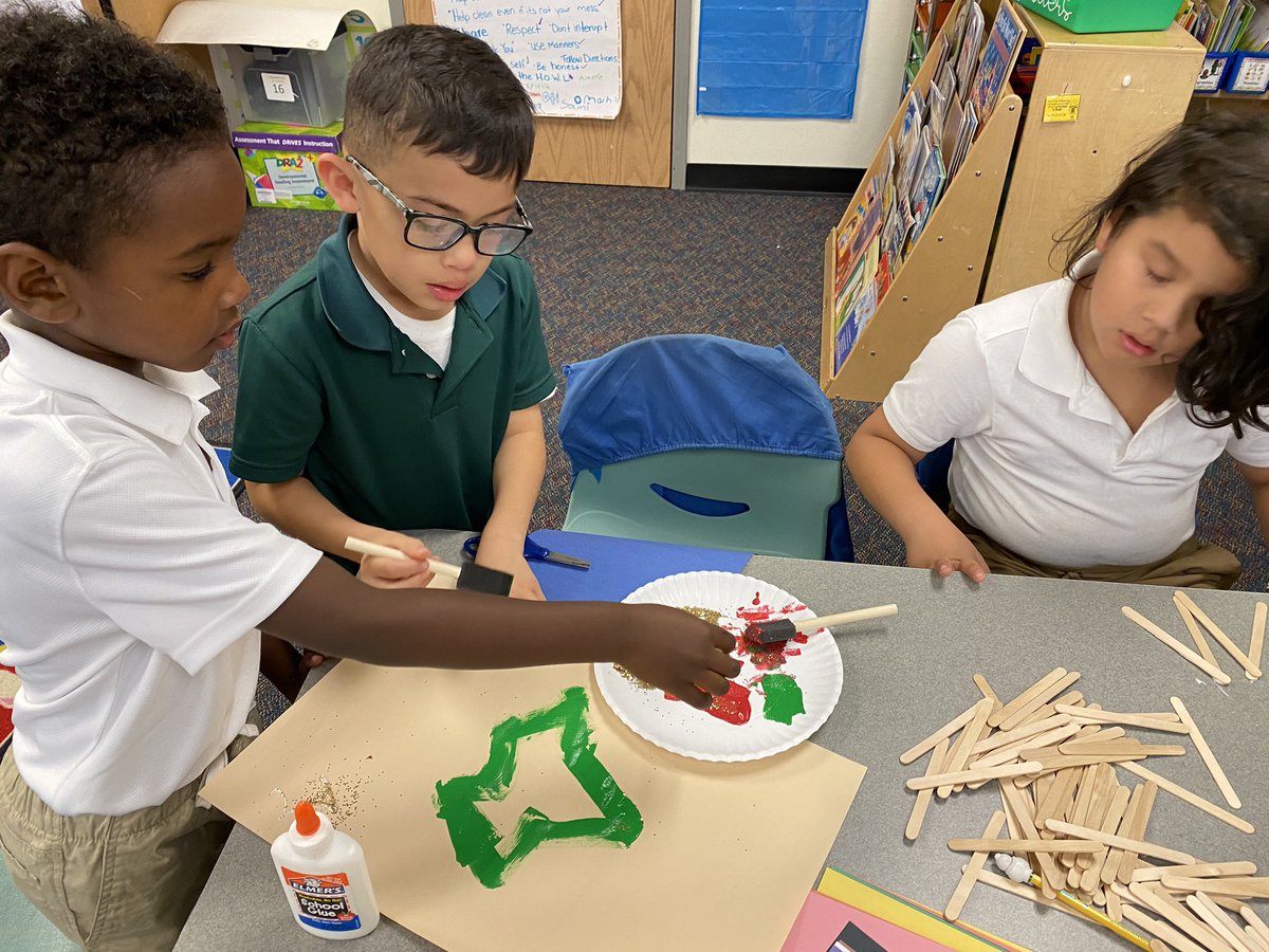 JMTReads's tweet photo. Today @TownsellElem we read The 12 Sleighs of Christmas in @MissBBaez class and then broke up into teams to build our own sleighs using popsicle sticks, paint, glitter, and other creative materials 🎄📚 #IrvingReads @IrvingLibraries https://t.co/D5NP9bhhSY