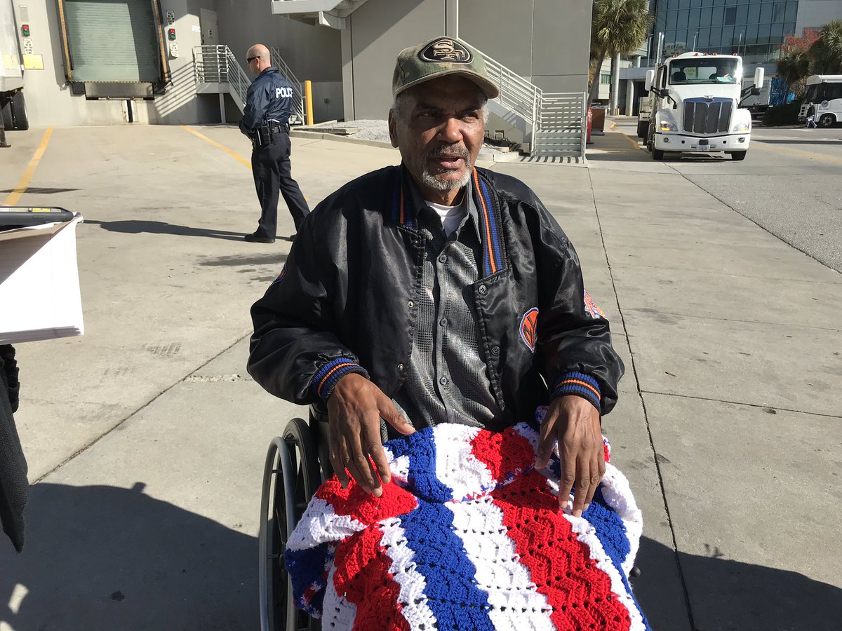 jtighe08's tweet photo. Special early #ChristmasGift for #Veterans receiving care at @CharlestonVAMC The @AmericanLegion Post 178 from #MurrelsInlet dropped off $6,500 dollars worth donations, quilts + #christmascards @ABCNews4 #chs #chsnews #AmericanLegion https://t.co/HFcfoaBFIx