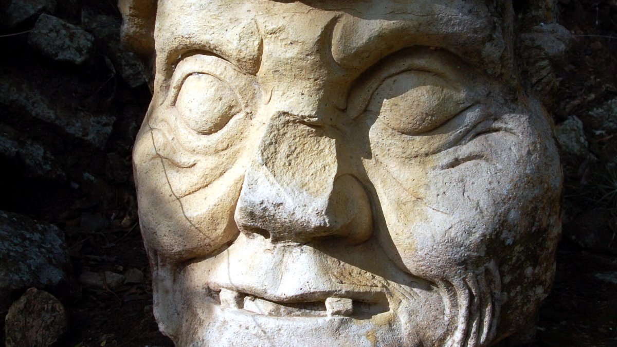 TzikalBeauty's tweet photo. Long before hip hop legends were donning gold encrusted grills over their teeth, the Mayans were decorating their chompers with rows of inlaid jade, pyrite, or turquoise. Beauty doesn’t come easy, folks. Well… actually it does. In the form of sustainably sourced #ojonoil. https://t.co/LcBdRqEydy