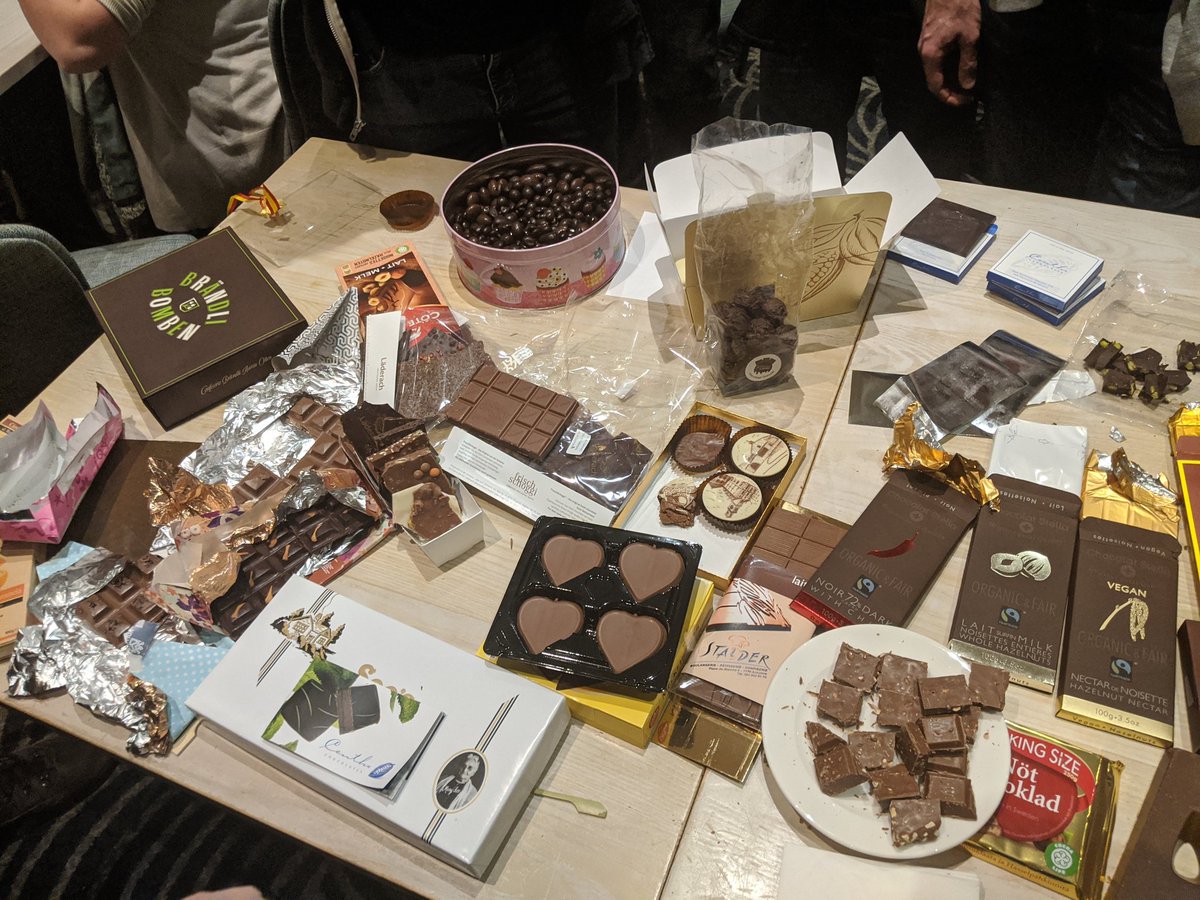 simon_haslam's tweet image. Gourmet chocolate tasting at the @oracleace table 😋 #techfest19