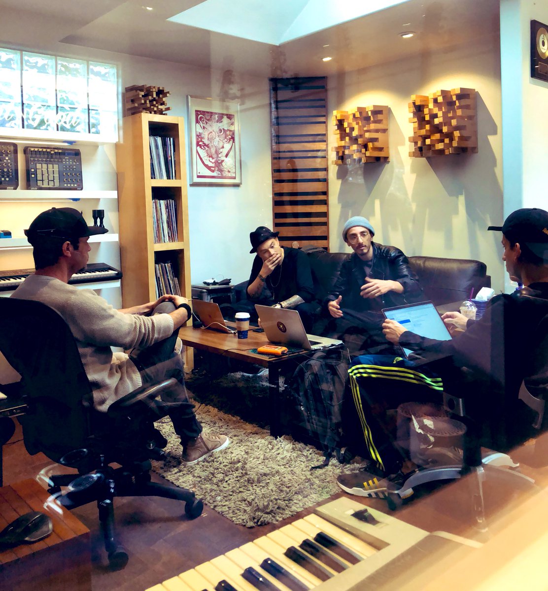 Happy Tuesday! 

We in here discussing different #songs D has started for our next flip.🌴🌴🌴

What are y’all doing today?