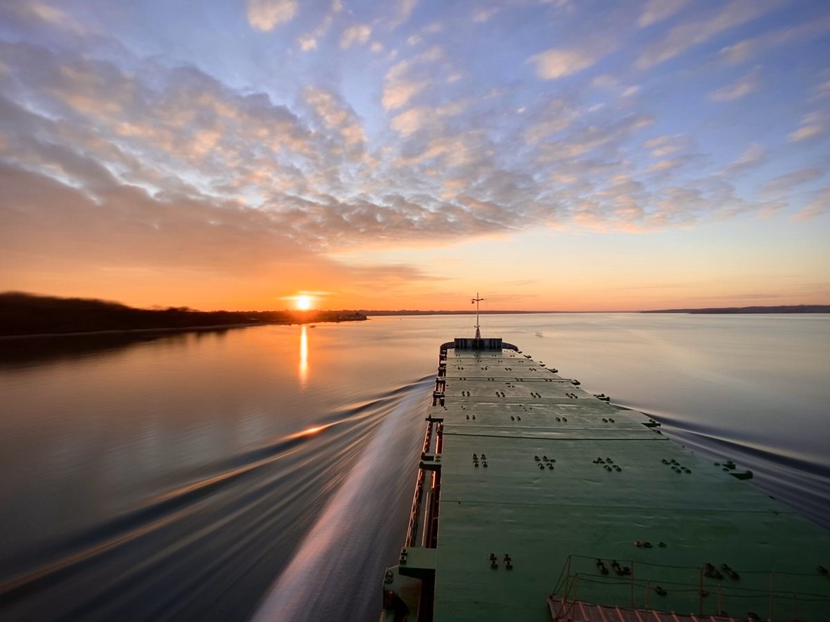 rascalmaster's tweet photo. December evening cruise up to Mistley. We don’t just pilot the largest vessels in the world @harwichhaven, and every job is an opportunity for a little #ProactivePilotTraining https://t.co/cKaW3hMPTL