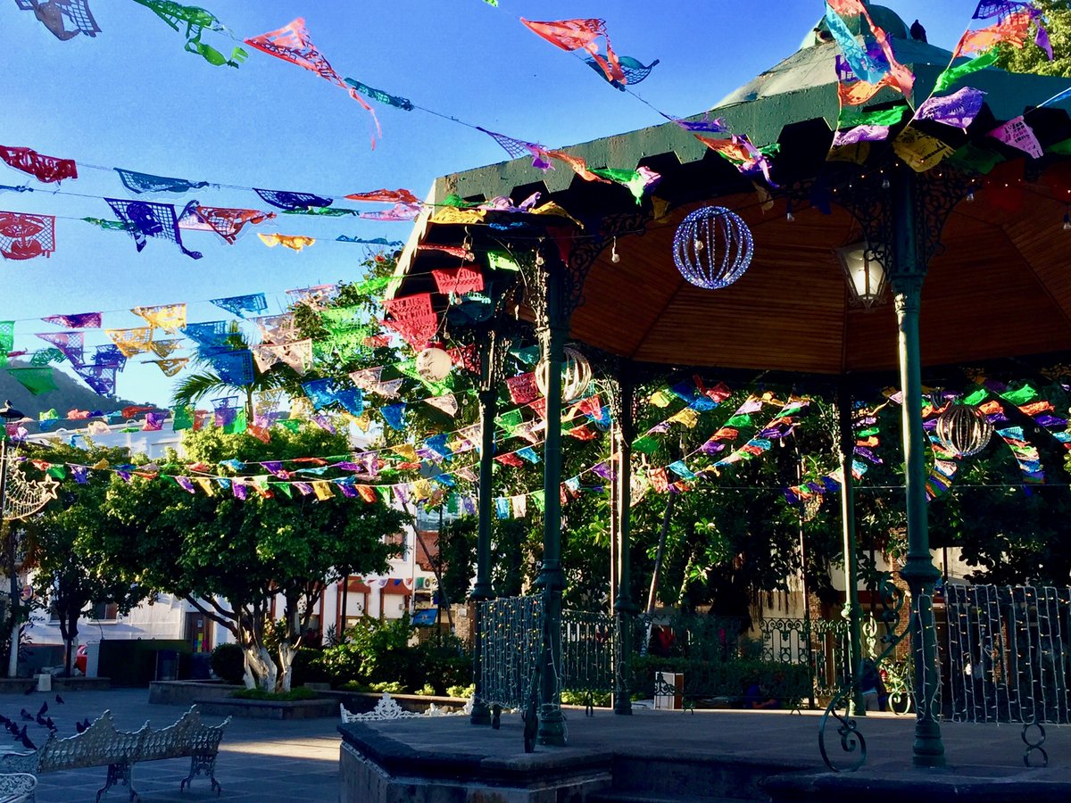 December in @PuertoVallarta You could be here; it only gets better. #Traveltuesday #Mexicantravel #historicdistrict #bahiadebandaras #pacificocean #waterfrontliving