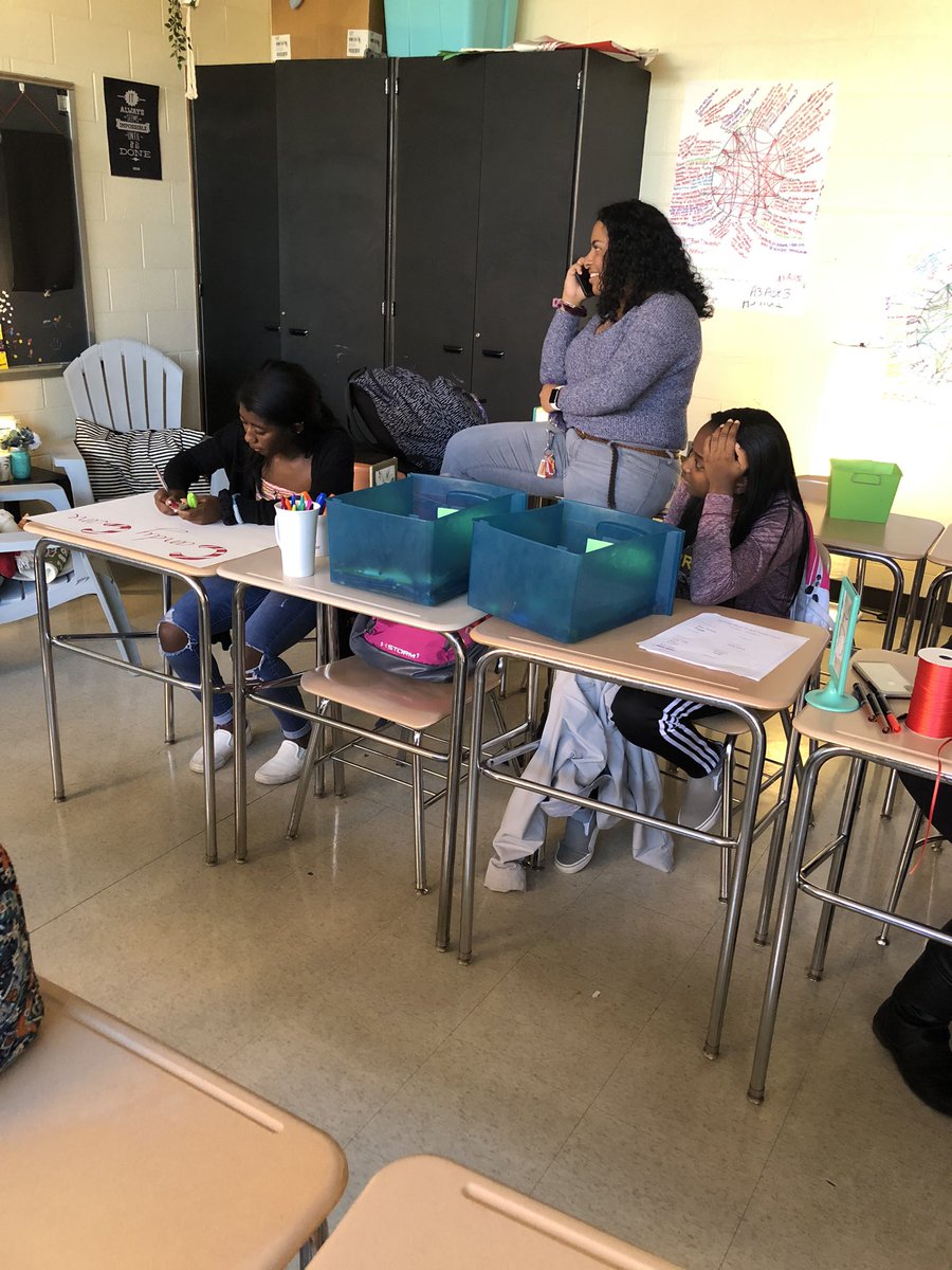 hdgjuniorclass's tweet photo. Junior class council is working on posters for our candy cane-gram fundraiser! 🎄 https://t.co/qy3Dbf6u4l