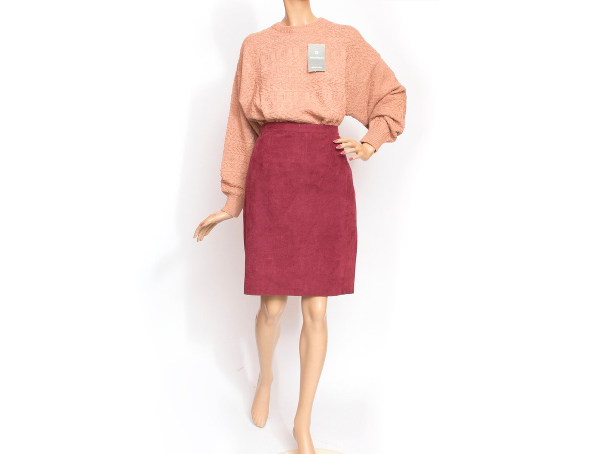blessthatdress's tweet photo. New in burgundy pencil Skirt NOS Vintage peach skin fabric https://t.co/vIYySh3Vbs  #skirt #maroon #straight https://t.co/e80TKJuuRS