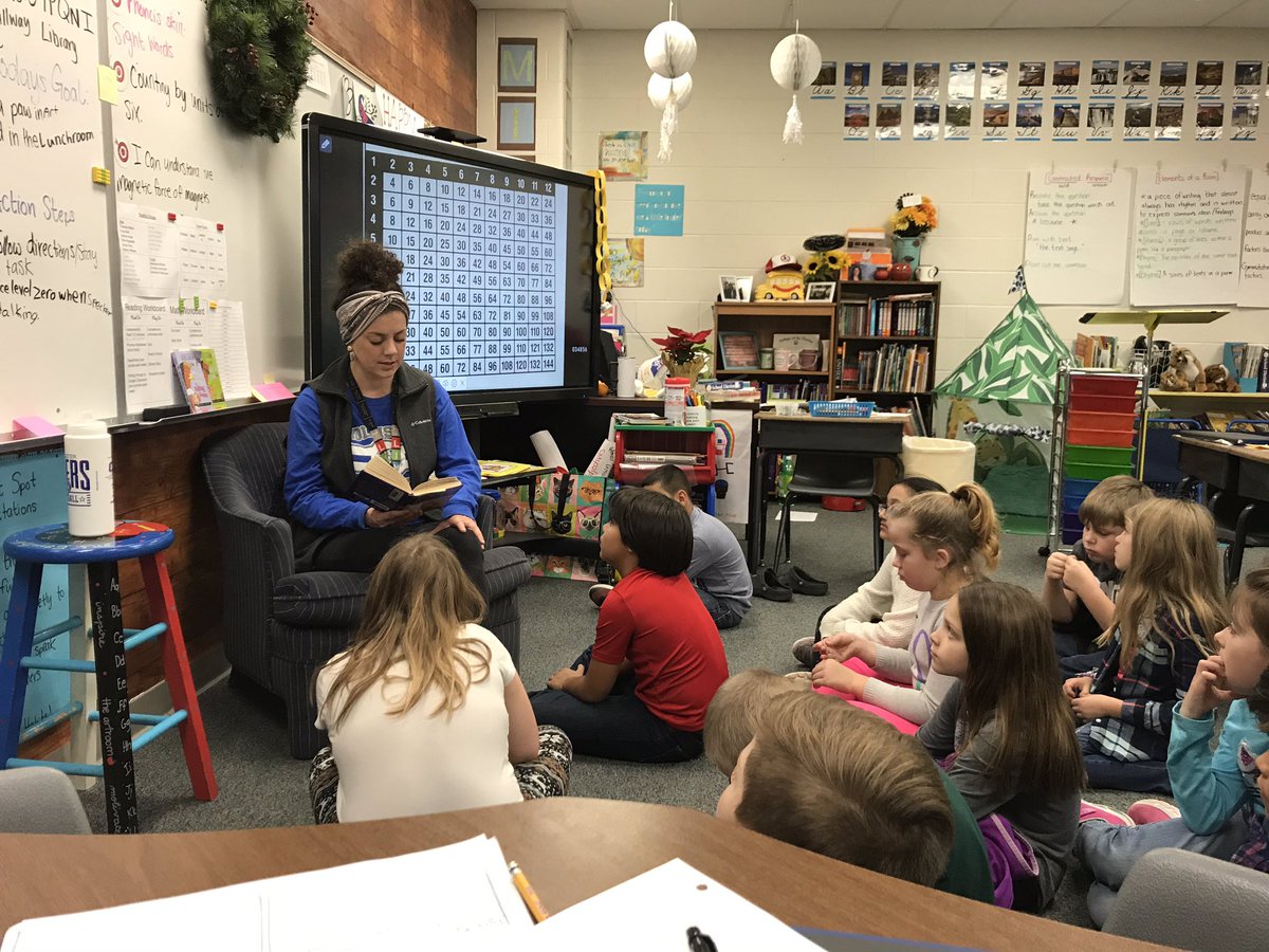 mrstechbrarian's tweet photo. @Hollister_RV has the best teachers. I love walking into classrooms and seeing teachers sharing a love of reading. #HSDBetterTogether #HESTigerFamily https://t.co/2m7PwO6Vdi