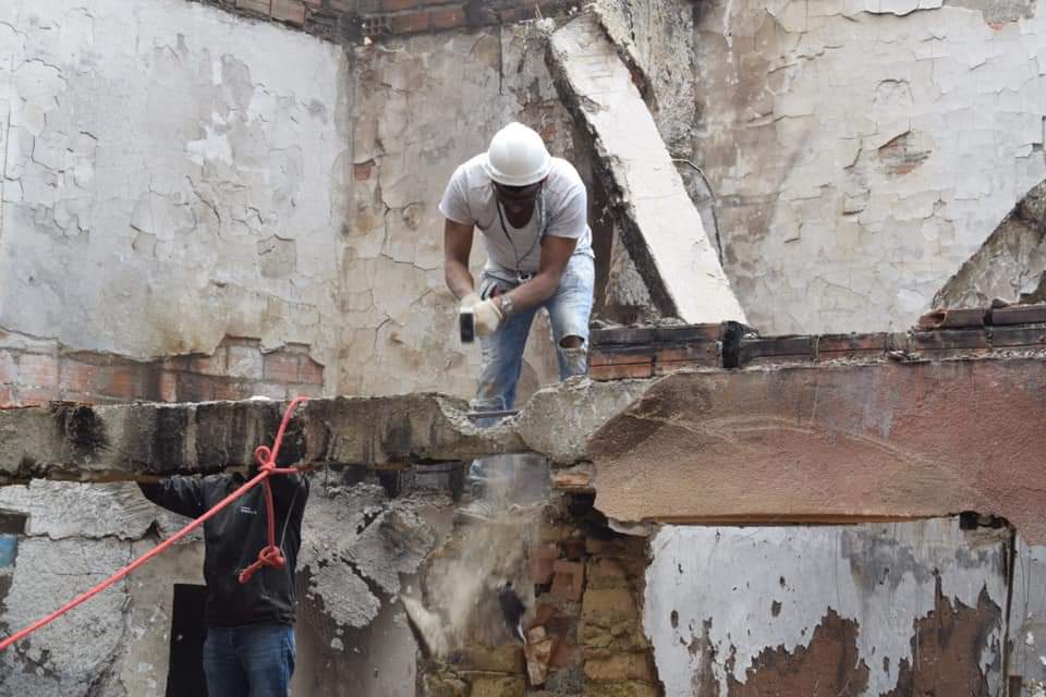 Pol_Boliviana's tweet photo. #ElAlto
Con nostalgia pero con mucha esperanza nuestros investigadores cambiaron sus uniformes por overoles para iniciar los trabajos de reconstrucción en la #FELCC.
Fotos: Dorian Ulloa. https://t.co/NyBEgZQsh9
