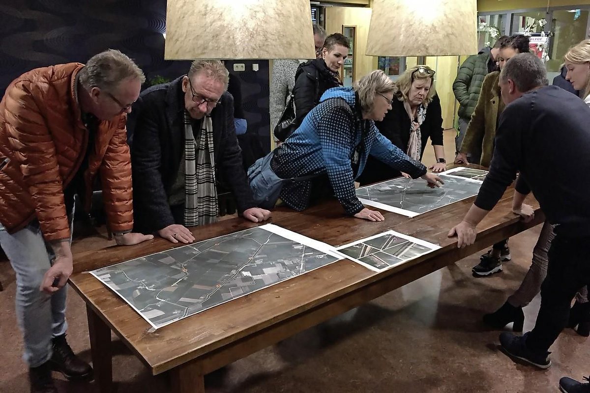 Plateaus als verkeersremmer op de Berkmeerdijk na dramatisch ongeval met Polen..
