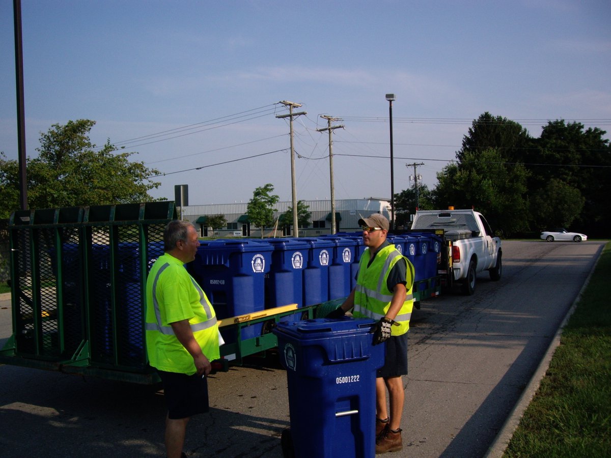 DublinOhio's tweet photo. Keep your trash #OffTheCurb! Learn more about different recycle and reuse programs in #DublinOhio. https://t.co/NjRnoDPJYf https://t.co/CaK2dhAZWB