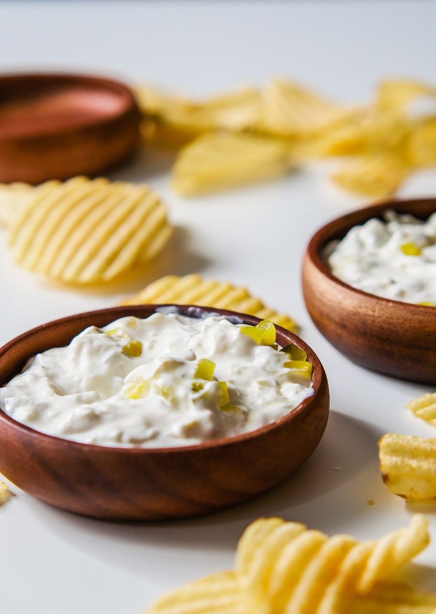 TWO INGREDIENTS = SURPRISE DIP
French Onion & Pickle Dip will quickly become your go-to dip. It starts out with classic french onion flavours but ends with a tangy dill pickle kick.
#twoingredienttuesdays #chipdip #pickledonions candyjarchronicles.com/french-onion-p…