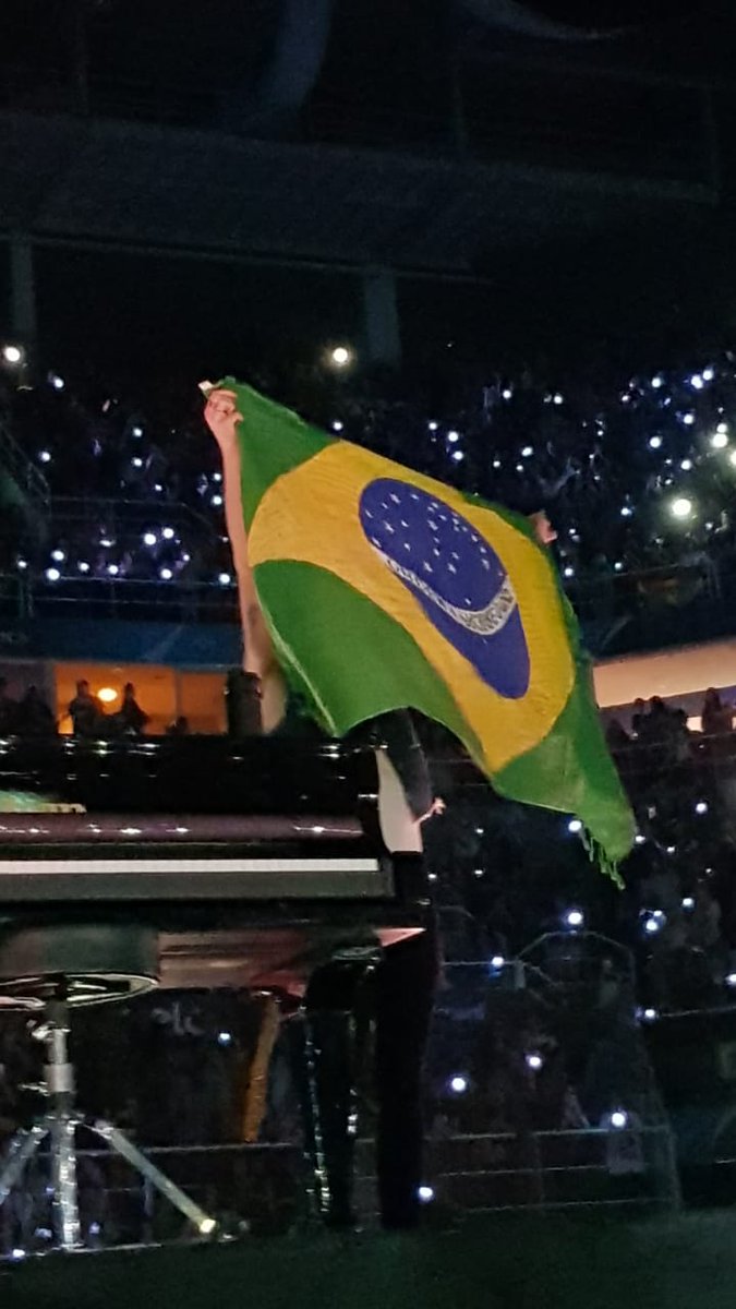 tracklist's tweet photo. MILITOU: Shawn Mendes pegou a bandeira do Brasil do lado ao contrário para mostrar como os valores desse país estão invertidos! #ShawnMendesTheTourRio https://t.co/x5uF81VAb9