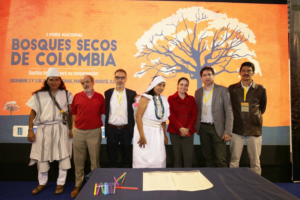 PnudColombia's tweet photo. Hoy en #ForoBosqueSeco @PnudColombia, Riqueza Natural de @USAID_Colombia, Fondo Patrimonio Natural, @inst_humboldt y los pueblos indígenas de Sierra Nevada firmaron la gran alianza por la gestión integral del bosque seco. ! Es #TiempoDeActuar por los bosques de Colombia!🌿🦜🦋 https://t.co/4npi99Rmeo