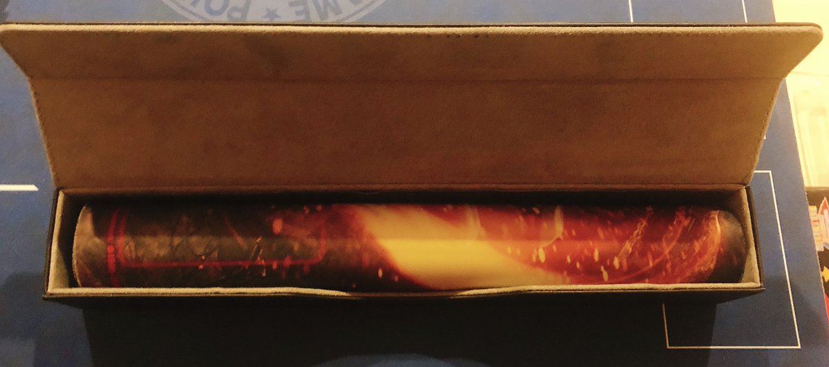 シャロン リミテッドコレクション マスターバトルセット デッキケース プレイマットケース デッキケース は既存品に比べてサイズが大きく 先程紹介したダメカンケースがすっぽり入った上でシールドに入れたデッキも入るサイズ