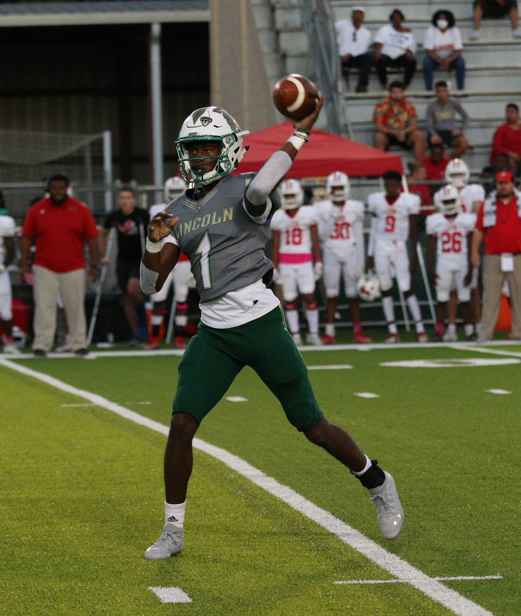 CoachQGray's tweet photo. Congrats to @_ChrisBeard1 for being named the @TQB_Club 2019 Charlie Ward Offensive Player of the Year for the 2nd straight year... #TrojanGang #RestoringTrojanPride #RelentlessEffort19 @Linc_TrojansFB https://t.co/bFzFg1ymT3