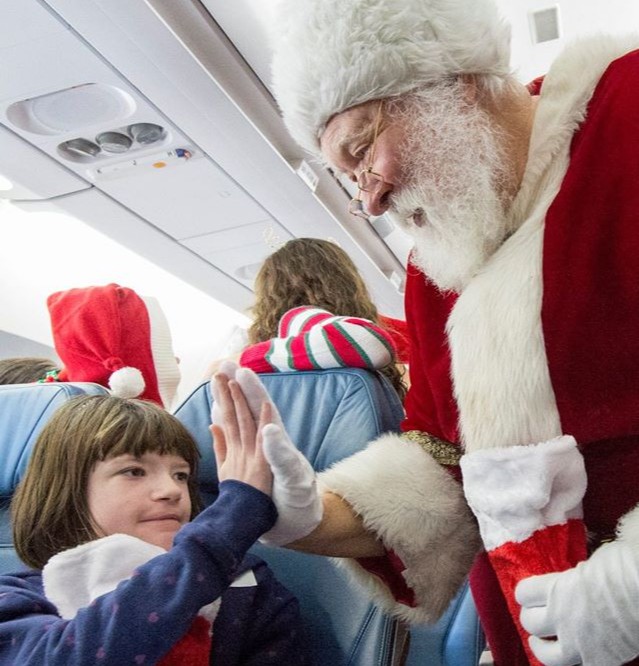 airtransat's tweet image. Demain aura lieu la 15e édition de notre événement préféré! Nous faisons équipe avec @Reves_denfants pour les "Vols à la recherche du Père Noël". Suivez-nous sur Instagram pour vivre ce voyage magique au pôle Nord où des centaines d'enfants embarquent à la rencontre du Père Noël.
