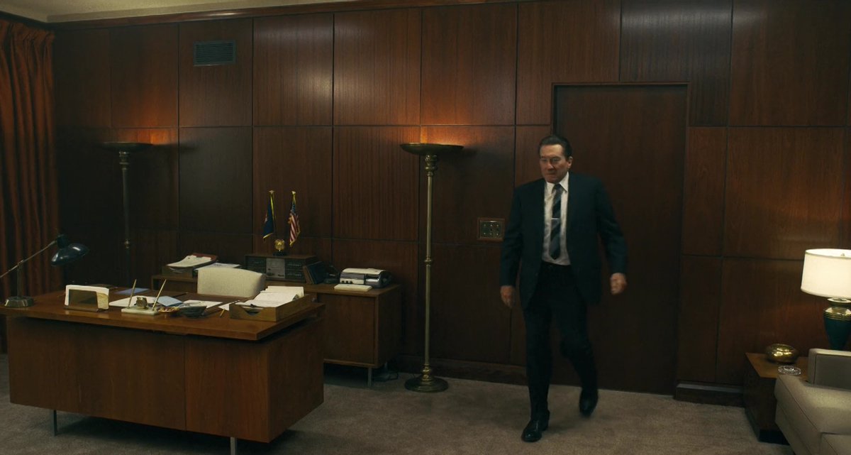 Pero sigamos. La relación entre Frank y Jimmy se construye constantemente entre umbrales. Por ejemplo, los que Frank deja fuera cuando se siente insultado, o los que les separan en el momento en el que Frank anuncia (para el espectador) que acaba de traicionar su confianza