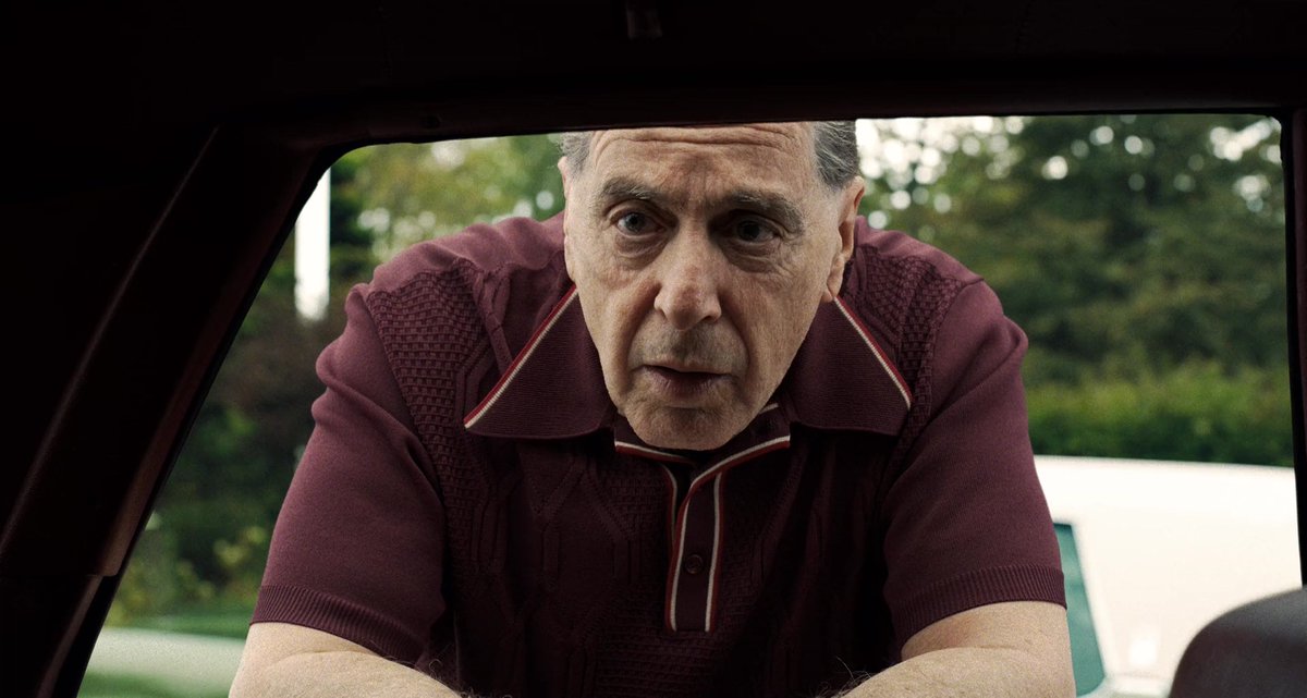 Pero sigamos. La relación entre Frank y Jimmy se construye constantemente entre umbrales. Por ejemplo, los que Frank deja fuera cuando se siente insultado, o los que les separan en el momento en el que Frank anuncia (para el espectador) que acaba de traicionar su confianza