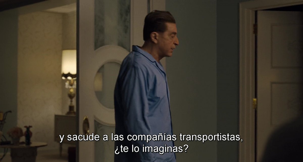 La segunda habitación del hotel que comparten ambos está llena de umbrales, de recortes en la imagen, y sin embargo, esta vez las camas que comparten están prácticamente adyacentes.