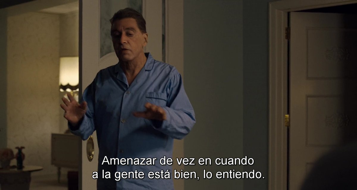 La segunda habitación del hotel que comparten ambos está llena de umbrales, de recortes en la imagen, y sin embargo, esta vez las camas que comparten están prácticamente adyacentes.