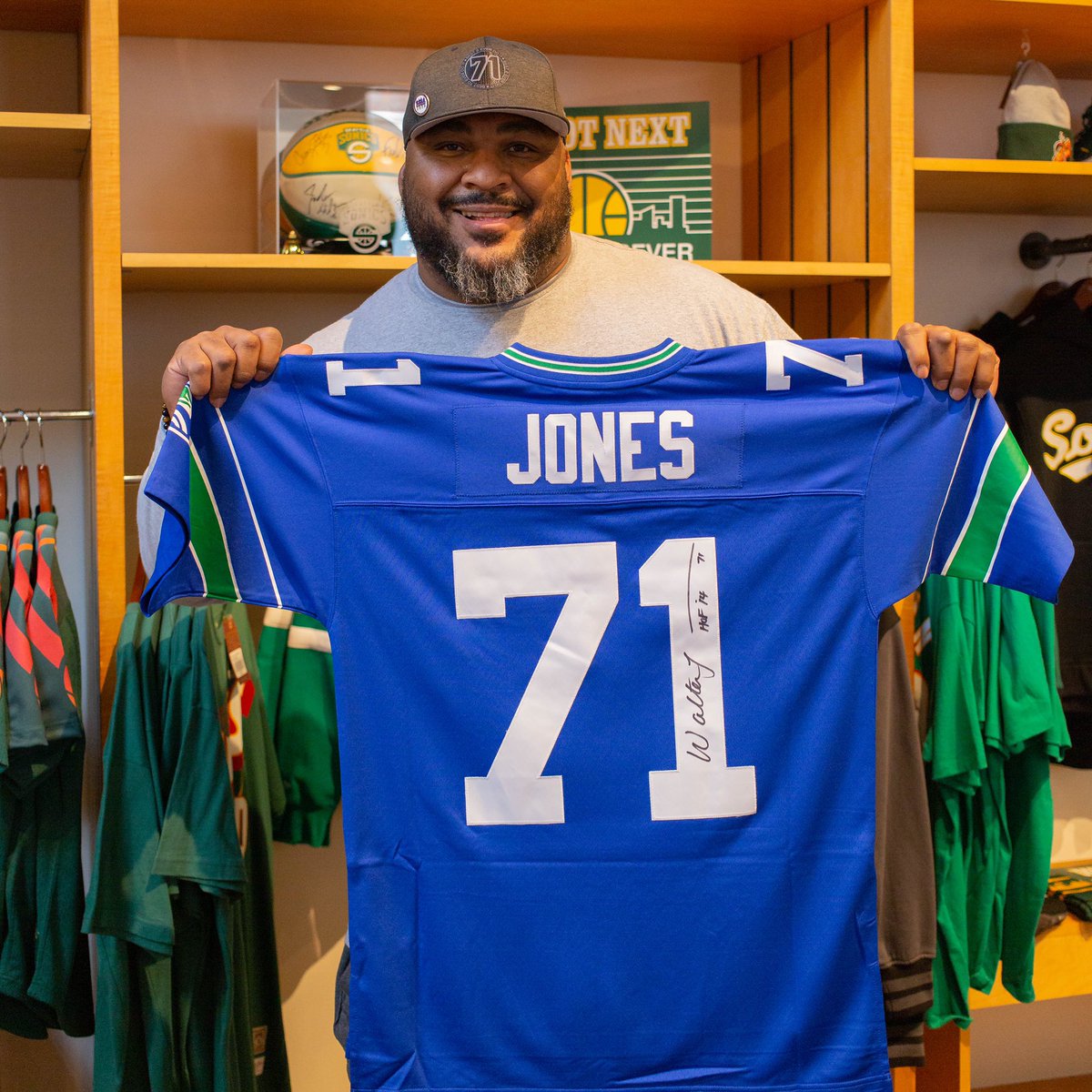 BigWalt71's tweet image. I’ve partnered with @simplyseattle to sign every jersey of mine you buy from them. Stock is limited so hurry and reserve yours now at simplyseattle.com/seahawks #HOF #BIGWALT