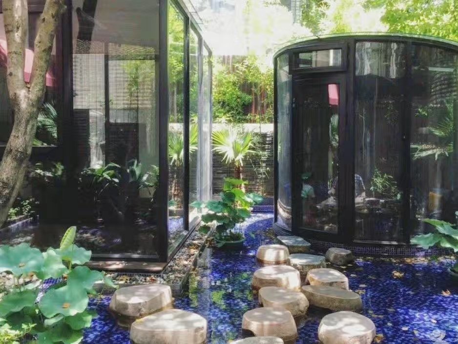 A teahouse can be elegant and modern with the Chinese style. Do you like it? Why not have a party with your friends in a teahouse?