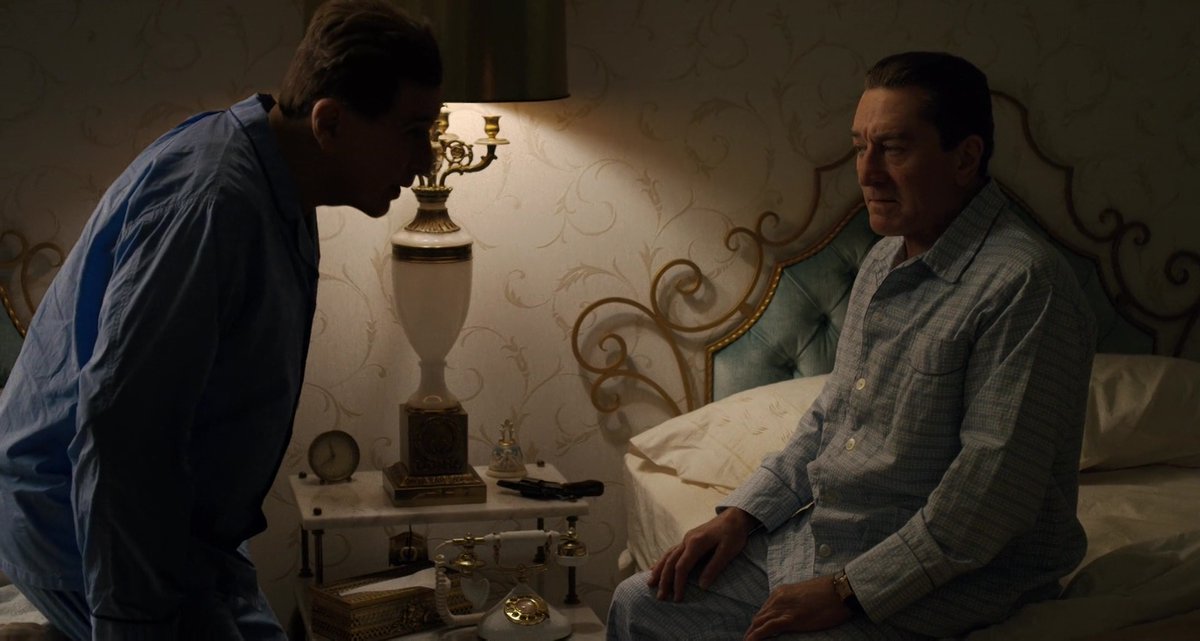 Y entre esos dos cuerpos lo que hay -¡mirad el plano!- es un reloj y una pistola. Dos elementos clave: el tiempo que corre antes de que Frank le dispare. Lo que está bajo esos elementos es el teléfono -que tendrá que ver, ahora sí, con lo femenino, pero de eso hablo después