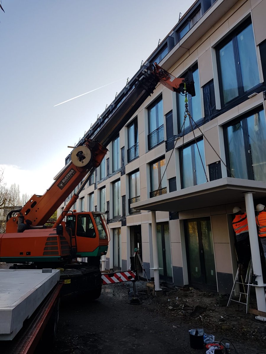 Normteq's tweet photo. Samen met onze partner Bultena zijn wij vanmorgen in alle vroegte begonnen met het plaatsen van balkons bij het transformatieproject Tolsteegsingel te Utrecht. Dit in opdracht van Van Der Leij. Trots hoe alles weer perfect in elkaar past door  kennis en goede voorbereidingen. https://t.co/G1m1kqaLUQ