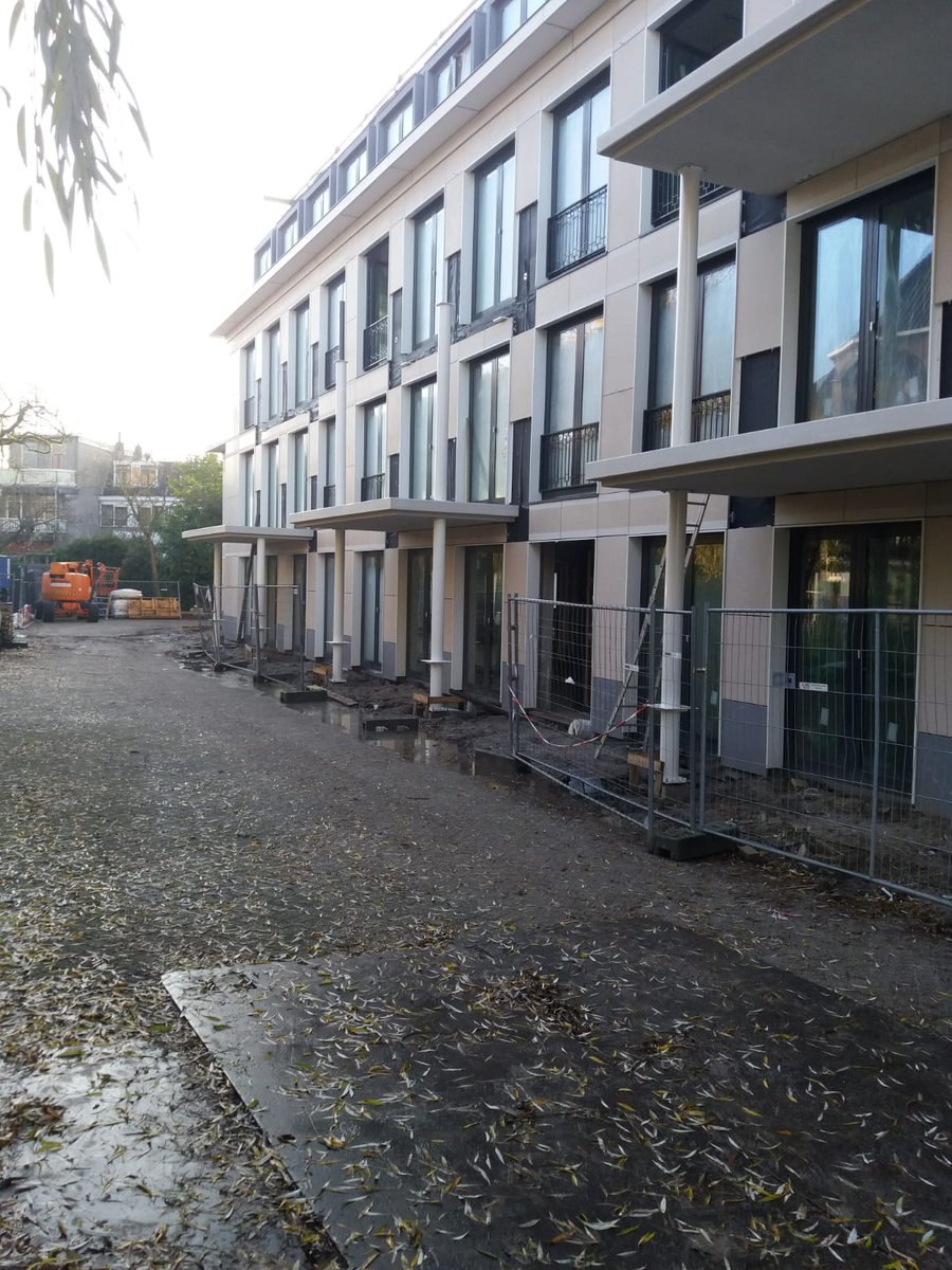 Normteq's tweet photo. Samen met onze partner Bultena zijn wij vanmorgen in alle vroegte begonnen met het plaatsen van balkons bij het transformatieproject Tolsteegsingel te Utrecht. Dit in opdracht van Van Der Leij. Trots hoe alles weer perfect in elkaar past door  kennis en goede voorbereidingen. https://t.co/G1m1kqaLUQ