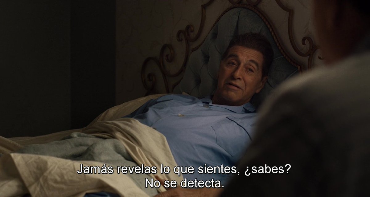 Y atención al cierre de la secuencia: un plano donde (abrazados), se dice literalmente que hay un amor, y después, una petición: no hables de lo que sientes, no hables de ese amor, nadie puede detectarlo. ¡Es que no se puede escribir con más claridad!Y hablando de abrazos...