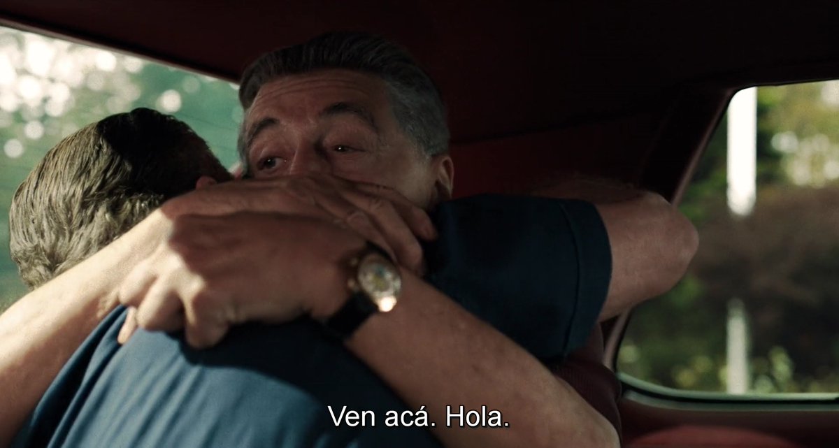 Cuando Jimmy se sube en el coche y atraviesa el penúltimo umbral: ¿Qué es lo que Scorsese sitúa en el centro de plano? ¡Pues un reloj! ¡Eso es lo que hay en medio de ese abrazo largo, sostenido, tan terrible entre nuestros dos muchachotes acusados de "señoros"!