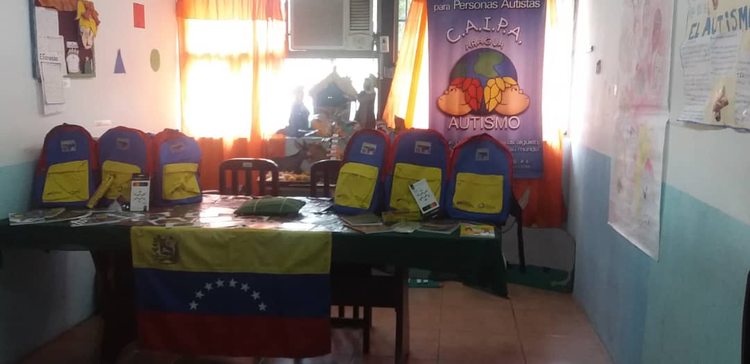Marbellaluque's tweet photo. #SerDiferenteEsAlgoComun Autoridad Única Educación ARAGUA @leoalvacabrera siguiendo instrucciones de Presidente @NicolasMaduro se entregó Morrales y Uniforme a los Participantes de CAIPA ARAGUA de la @ZE_Aragua @psuvaristobulo @gtorodelara @especialmppe @YulmyGarcia https://t.co/2mCvahpYti