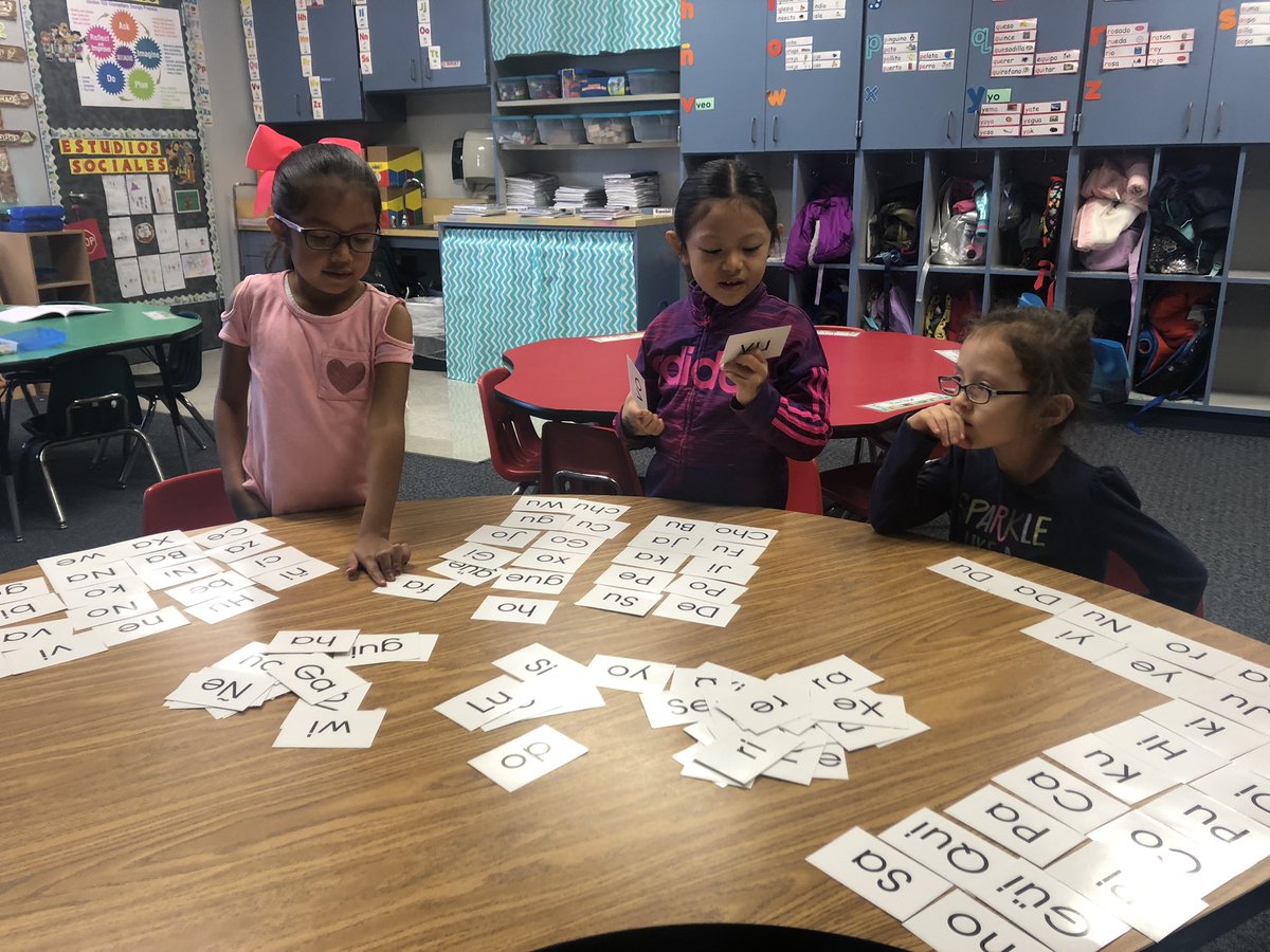 noebarvar's tweet photo. #earlyintervention #kindergartenrocks #learningsyllables #bilingualclass #pantherpridedentonisd https://t.co/HsS6dQd2ov