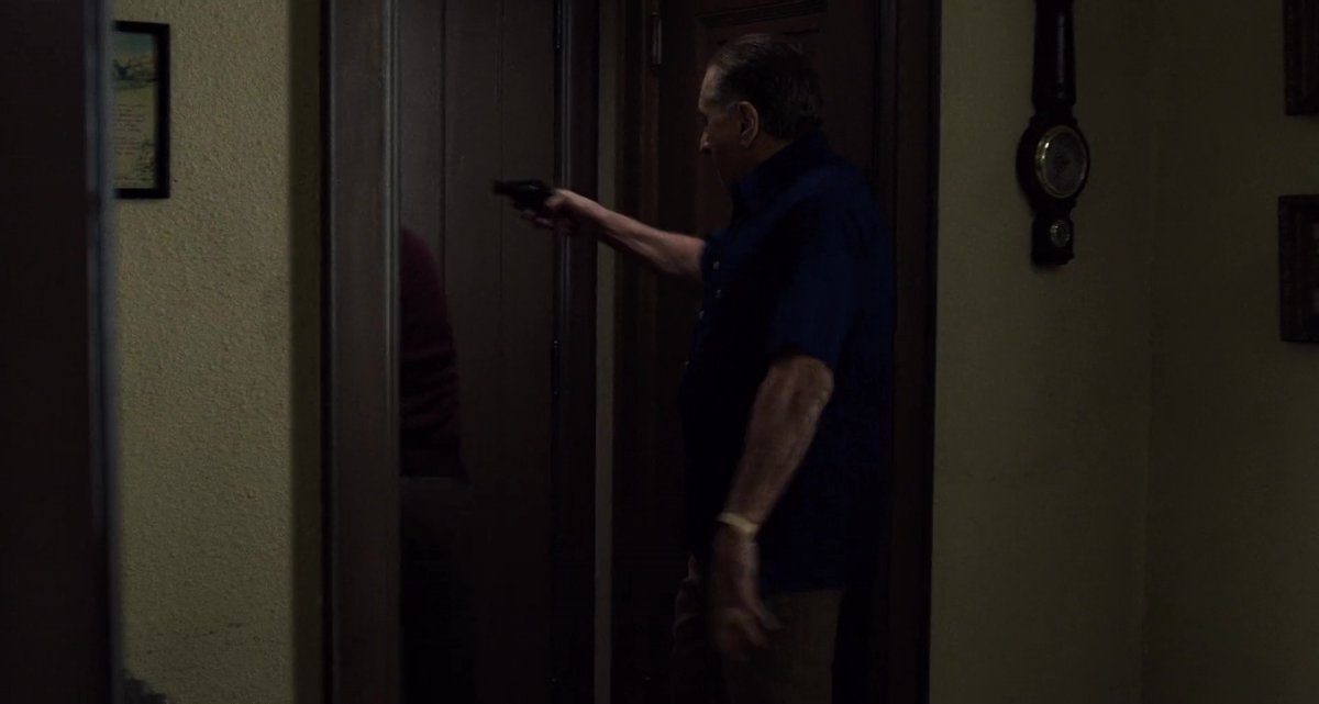 El reloj es el tiempo antes de la ejecución inminente. ¿Y dónde ocurre la ejecución? Pues en un umbral. A través de un umbral. No vemos el disparo en primer plano como no hemos visto antes el coito. Pero es obvio que la peli está diciendo lo mismo.