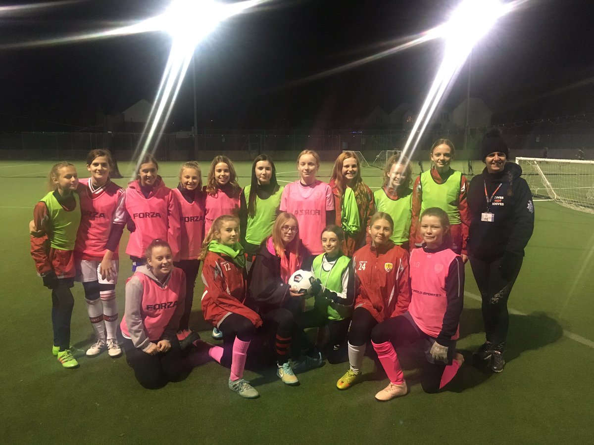 The girls receiving their ‘Lives not Knives’ talk at training tonight. They seemed to enjoy it! Not sure the PC knew what hit her though! 🙈😂 #FA #LivesnotKnives #Passiton