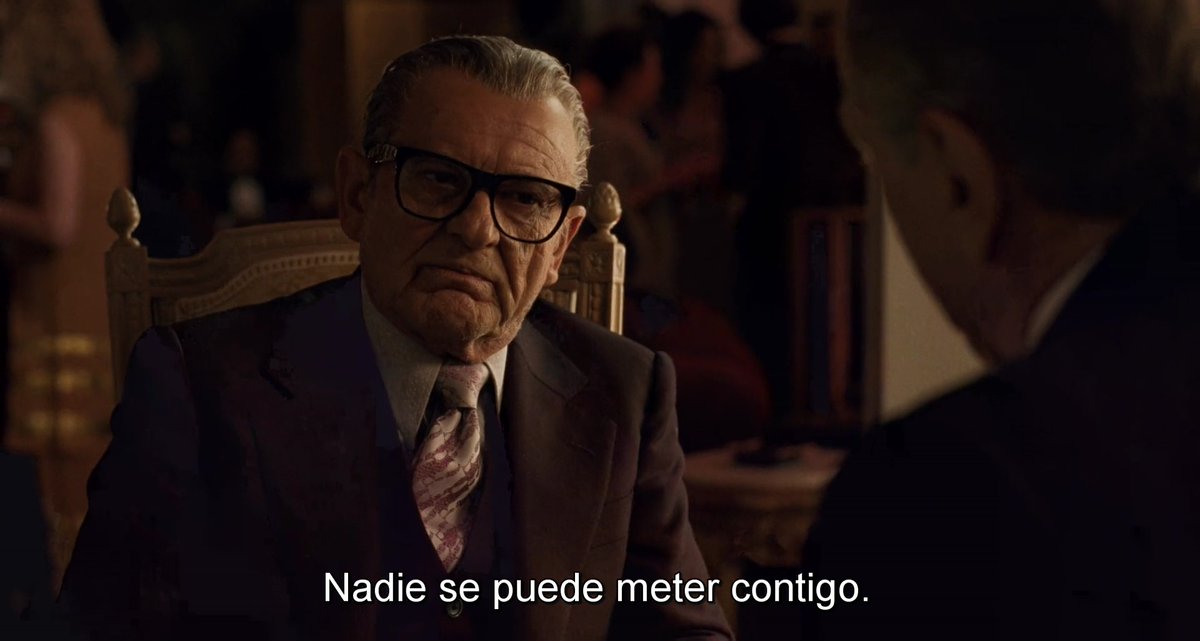 El diálogo vuelve a decirlo claramente: Frank ese "el protegido", es su preferido, el que no puede ser tocado. En otros momentos de la peli le llama "su chico". Ahí hay un rollo de posesión deseante total. Y si no, atentas a cómo sigue el montaje de la escena...
