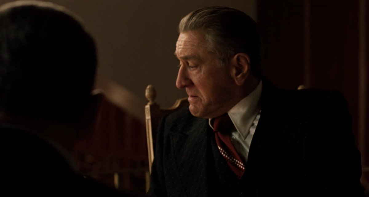 En esa super escena de amor (¡la petición de mano!) algo llama la atención en el fuera de campo de los dos hombres. Debería ser perfectoPERO....