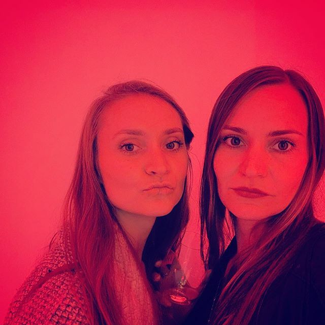 isabllamarriott's tweet photo. 🖤🖤🖤 #sisters #orange #love #fluorescentlighting #roseallday #sisterlove #nycmusician #nycmusic #singersongwriter #whenthelightisright 
@angelinaapaz https://t.co/cZOhKKaWnX https://t.co/rlQwXbnLRh