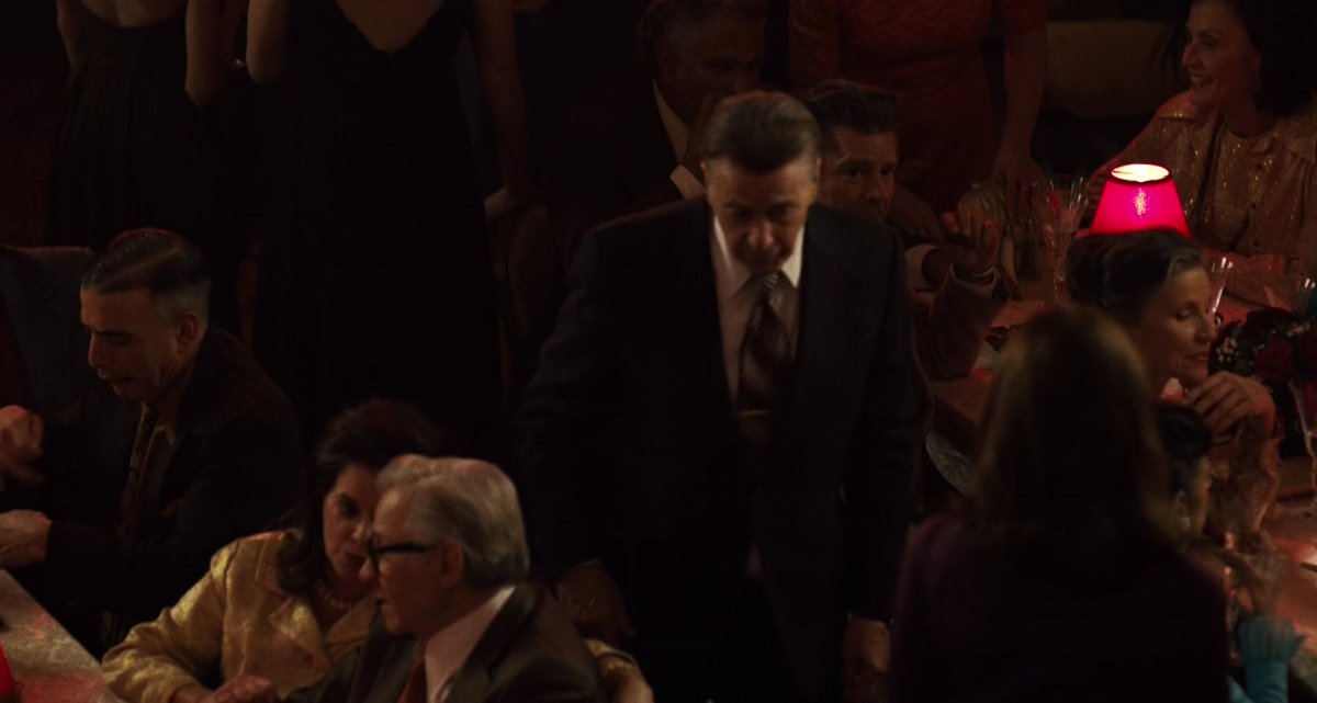 Ahí está Jimmy, aplastado, convertido en una hormiguita, en plano subjetivo desde la mirada de Frank. Es el tercero traicionado, el rival amoroso despreciable, el que se interpone en esa relación "matrimonial" que acabamos de ver.