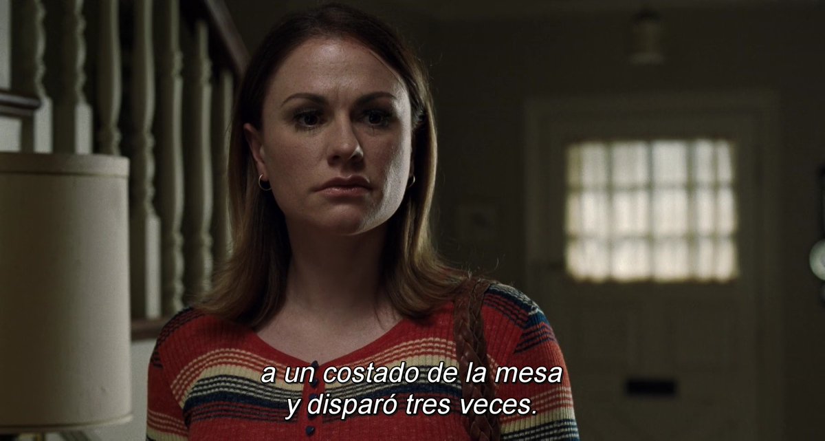 Scorsese casi siempre la encuadra (poco tiempo, eso sí) en el centro, como si quisiera captar los matices de su desolación, de su aislamiento, como si quisiera enroscarse lentamente en el hecho de que ella NO PUEDE SINO MIRAR. La mirada es agresiva, es su arma.