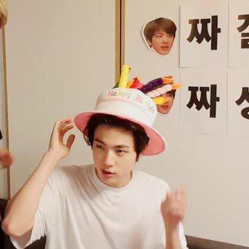 Gabriel79467708's tweet photo. ¿Algo más hermoso que esto?
-no lo creó🎂🌸❤️🐣

#JINDAY 
@BTS_twt 
#jinbirthday https://t.co/IIbBlw23tk