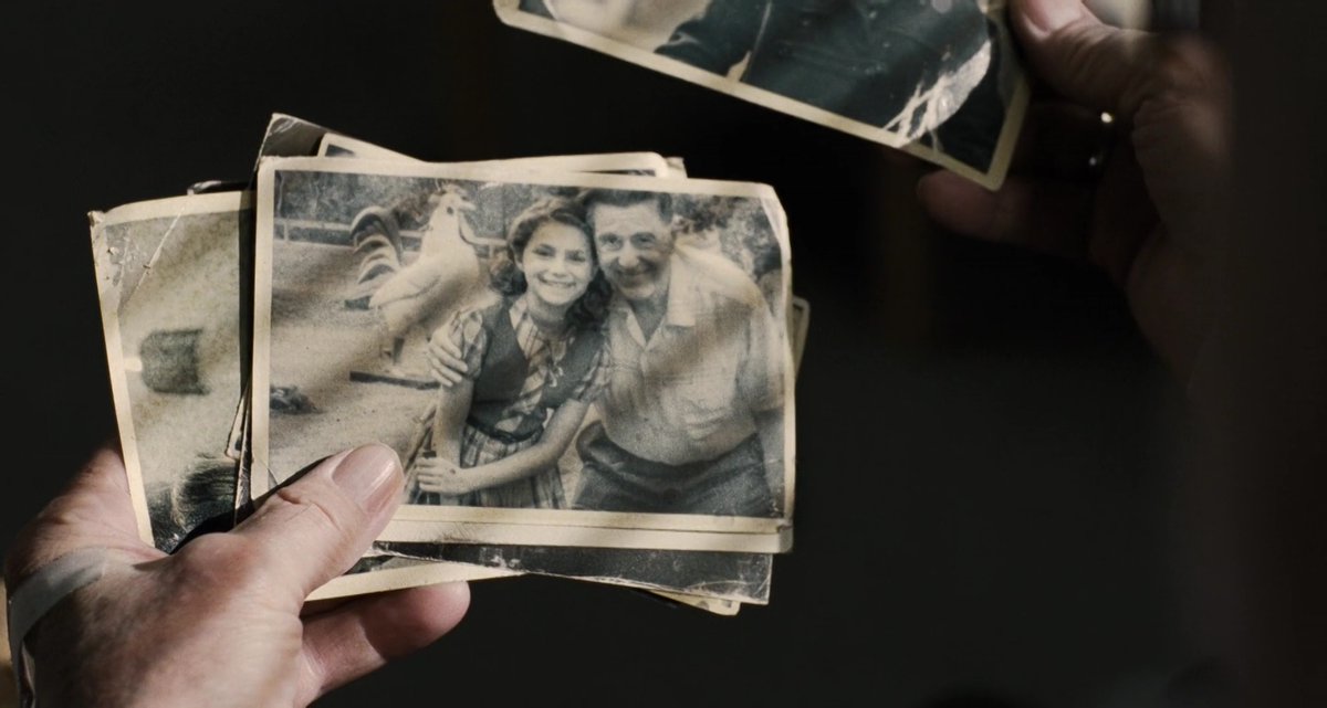 Y para ir cerrando, aquí tenemos la última foto que Frank mira en el hospital. En ella están los dos cuerpos que más ha amado, y a su vez, los que realmente ha perdido: su hija y su amor. Son la última instantánea de vida agónica.
