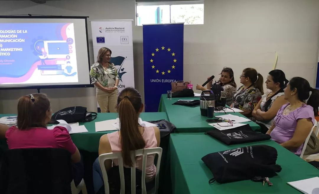 Genero_JE's tweet image. De esta manera se desarrollaba el módulo TICS y Comunicación a cargo de la Lic. Dolly Olmedo, el pasado Miércoles 
#SevosmiProtagonista