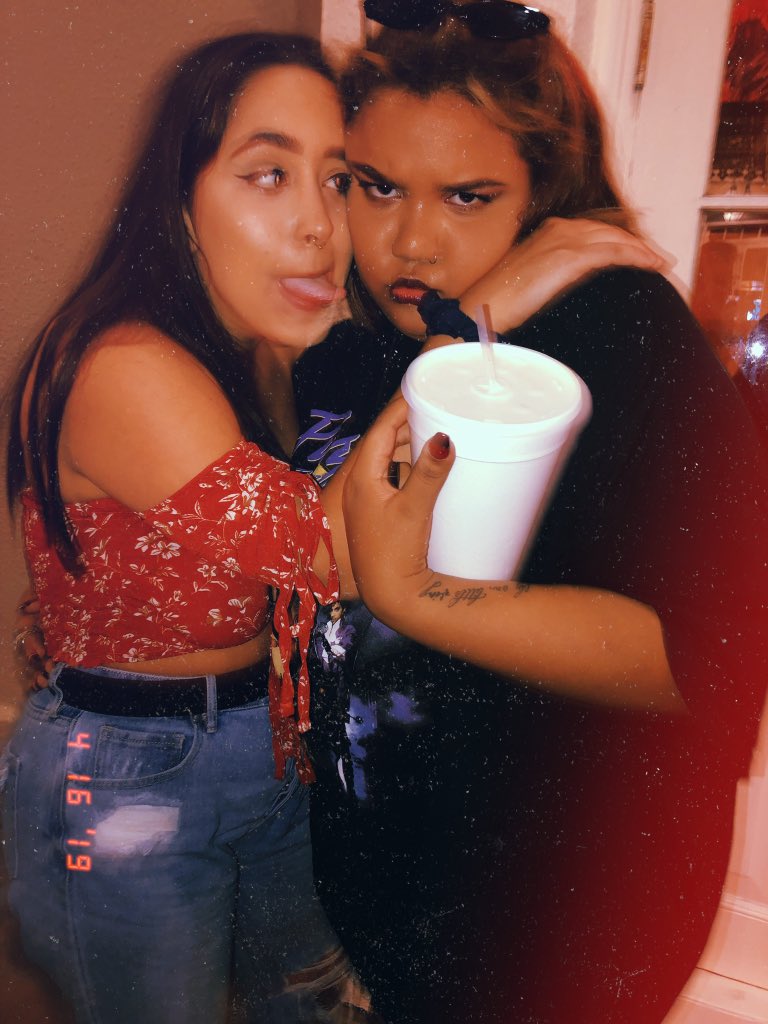 gemiihendrixx's tweet photo. #HowIMetMyBestFriend
i really don’t even remember bc it’s been almost 10 years but she was one of the first friends i made when i moved to louisiana. love u squid 💚 @sydcourv https://t.co/BO2uOZ1W6e