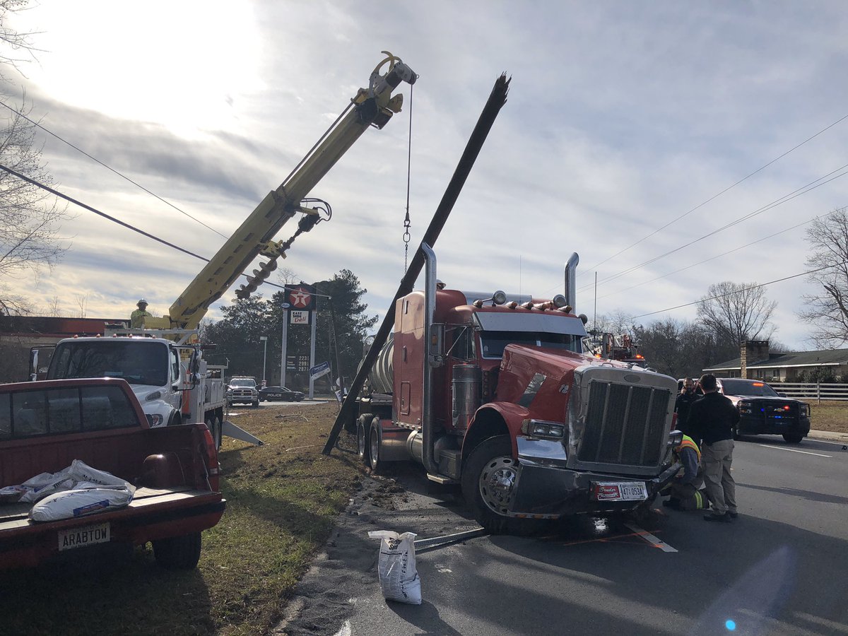 arabfire's tweet photo. Serious accident this afternoon on Hwy 69 at Mt Oak Rd https://t.co/OlaVaSHBoy