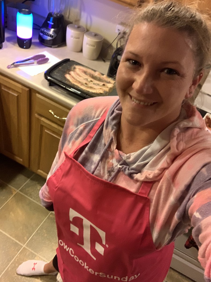 Witham_85's tweet image. #MakingBacon 🥓 with my @JohnLegere #SlowCookerApron