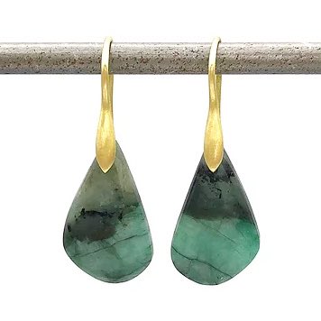 ReliableGoldLtd's tweet photo. Gorgeous emerald in matrix drop earrings - sold but not forgotten!⁠⠀
#emerald #emeralds #emeraldearrings #emeraldinmatrix #uniquegemstones #gemstones https://t.co/sUD1LNcRGm