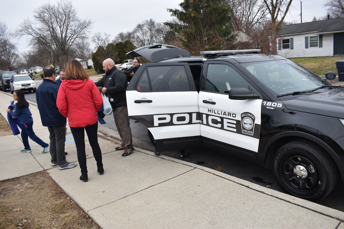 Hilliard_Police's tweet photo. Today fourth-graders at @BeaconBobcats helped us unload hundreds of winter items following our #CramTheCruiser.

Thanks to those who donated at @HilliardGov🎄Lighting celebration. Items will be distributed by @HilliardSchools to students in need. ☺️

#GivingTuesday #NewTradition https://t.co/K3Qb9SPxwE