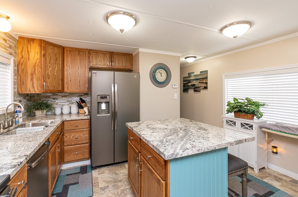 If there was a Cutest Kitchen Award, this would be a winner 😍 #utahrealestate #utahliving #Investment #justlisted #utahrealtor #benkinneyteam #remodeling #mobilehome #renovation #teal #tile #backsplash ryan.bktnorthsaltlake.com/homes-for-sale…