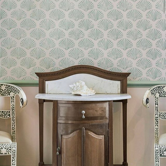 Another scallop for a scallop lover, this time some fabby wallpaper from the wonderful @barnebygates 🐚 | #wallpaper #scallop #bathroomwallpaper #patternedwallpaper #bluewalls #bathroomdesign #britishdesigner #scalloped #interiordesign ift.tt/2qlG9CK