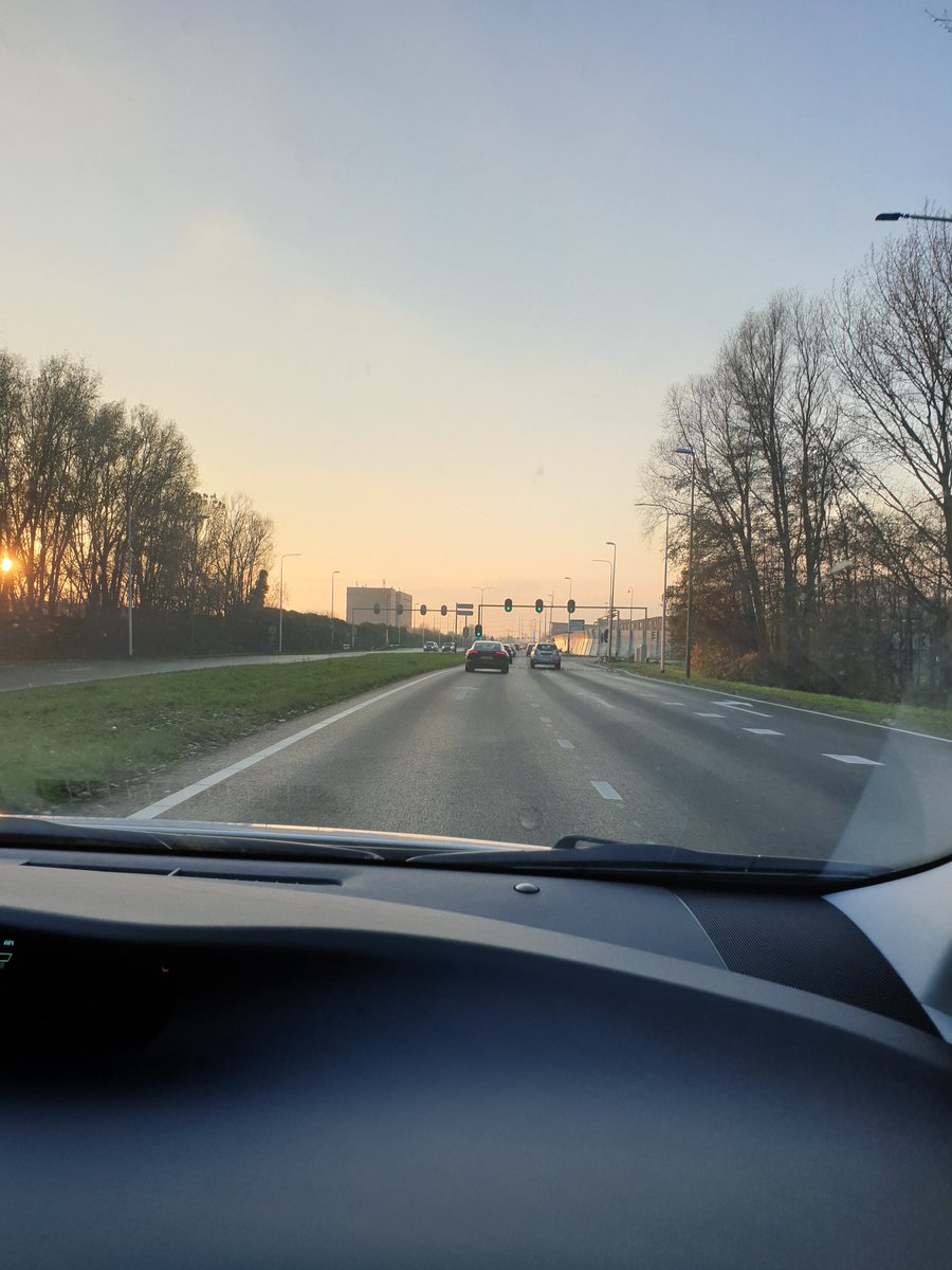 floorvermeulen's tweet photo. Werkbezoek aan de meest duurzame weg van Nederland: de N470 tussen Delft en Zoetermeer. 17km weg met talloze innovaties. Zo maken we @zuid_holland elke dag beter! 🚦🌍 https://t.co/LODFq7efHd